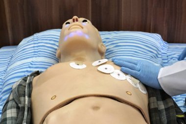 Doktor amacı ile robot karakter / futuristik tıbbi hasta. Robot hasta olarak tıbbi simülasyon eğitimleri sırasında çalışır..