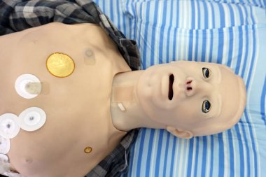 Doktor amacı ile robot karakter / futuristik tıbbi hasta. Robot hasta olarak tıbbi simülasyon eğitimleri sırasında çalışır..