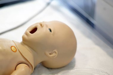 Simülasyon tıp modeli yeni doğan bir çocuğun muayene ve yenilikçi eğitim sürecinde öğrenci veya çocuk hekimleri-neonatologists doktorlar tarafından tedavi için.