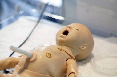 Simülasyon tıp modeli yeni doğan bir çocuğun muayene ve yenilikçi eğitim sürecinde öğrenci veya çocuk hekimleri-neonatologists doktorlar tarafından tedavi için.