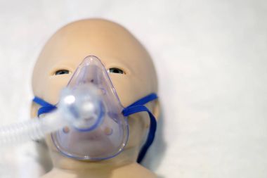 Simülasyon tıp modeli yeni doğan bir çocuğun muayene ve yenilikçi eğitim sürecinde öğrenci veya çocuk hekimleri-neonatologists doktorlar tarafından tedavi için.
