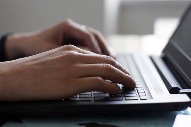 Bir blog yazmaya dizüstü adamla çalışma. Erkek eller klavye