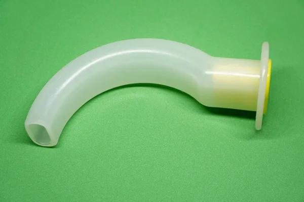 緑の背景に分離されたコネクタと口腔咽頭気道管 — ストック写真
