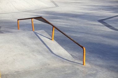 Güneşli bir rampa ile açık skatepark.