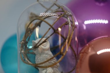 Noel dekorasyonu, yakın plan. Oyuncak cam beyaz strasy baykuşu. Bokeh 'le yılbaşı hediyesi makro fotoğraf. Kış tatili hafif dekorasyonu
