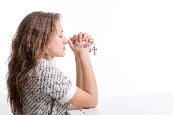 Девушка молится с четками — стоковое фото