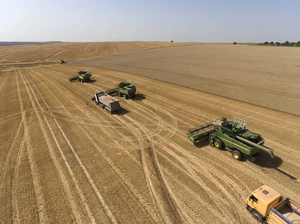 Se combine dans le labour jusqu'au blé — Photo