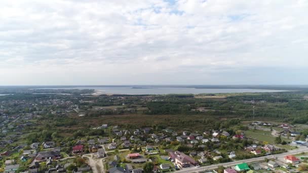 Flight over the city of Shatsk. It offers views of Lake Svityaz. — Stock Video