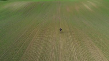 Bisikletçi yay tarlasında hızlanır