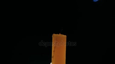 El siyah arka plan üzerine bir mum ışıkları