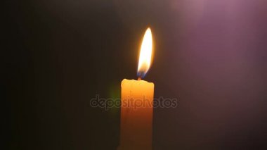 Karanlık bir arkaplanda mum yakmak