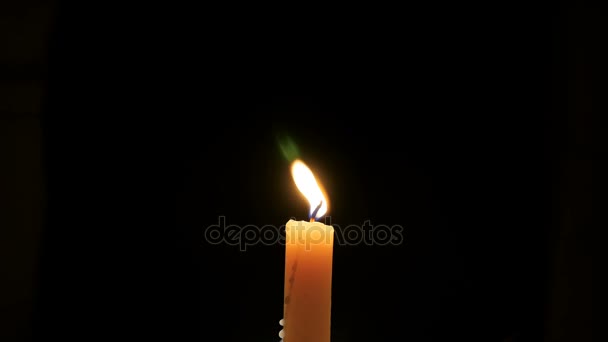 Płonąca świeca na ciemnym tle — Wideo stockowe
