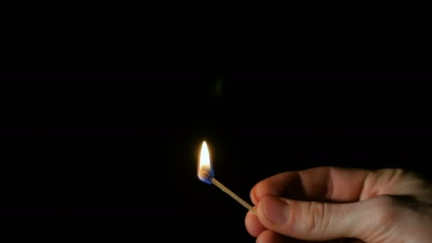 allumette brûlante en main 