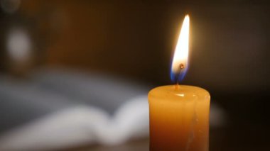 Önünde mumlar ile eski nadir kutsal kitap