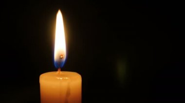 Mum ışıkları yukarı ve yavaş yavaş dışarı üflenir