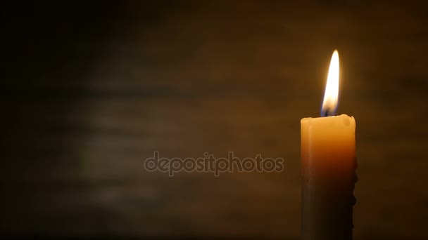 Brennende Kerze auf dunklem Hintergrund — Stockvideo