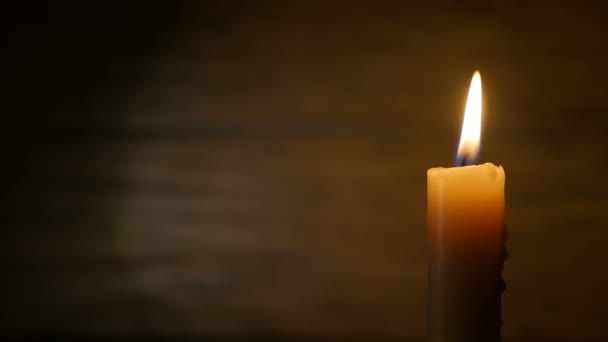 bougie allumée sur un fond sombre