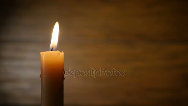 Αναμμένο κερί σε σκούρο φόντο — Αρχείο Βίντεο