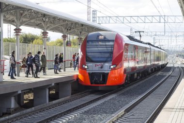 Rusya, Moskova, Merkezi yüzük demiryolu. Lastochka tren istasyonu Botanichesky üzgün (Botanik Bahçesi).