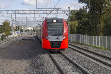 Rusya, Moskova, Merkezi yüzük demiryolu. Lastochka tren istasyonu Botanichesky üzgün (Botanik Bahçesi).