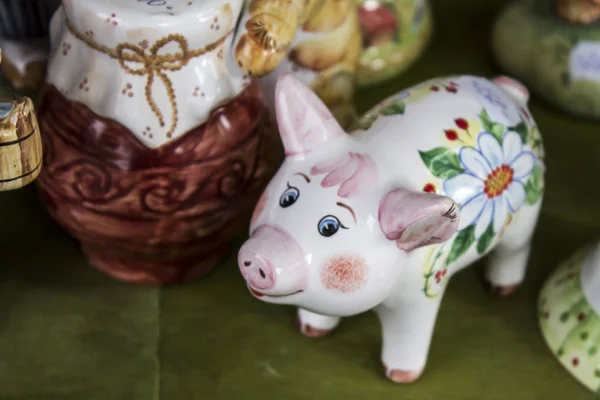 Керамічна свиней для продажу на Різдвяний ярмарок — стокове фото