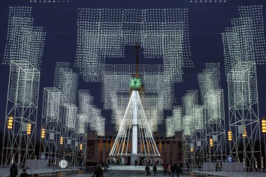 Moskova, Rusya - 22 Aralık 2016: Gece görünümü VDKNh üzerinde Noel ve yılbaşı dekorasyon.