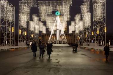 Moskova, Rusya - 22 Aralık 2016: Gece görünümü VDKNh üzerinde Noel ve yılbaşı dekorasyon.