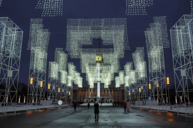 Moskova, Rusya - 22 Aralık 2016: Gece görünümü VDKNh üzerinde Noel ve yılbaşı dekorasyon.