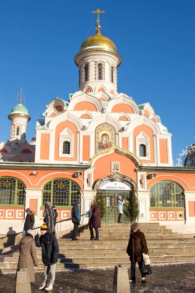 Moskou, Rusland. Kerk in de naam van het pictogram van de Kazan van de moeder van God op het Rode plein. — Stockfoto