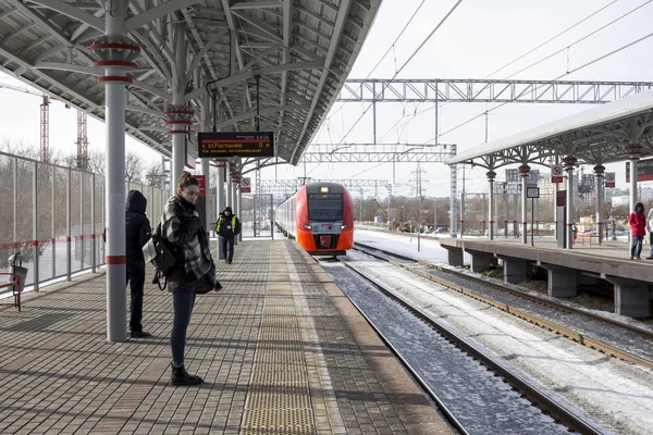 Rusia, Moscú, Estación Botanicheskiy triste, Moscú línea de metro círculo central (MCC ) — Foto de Stock