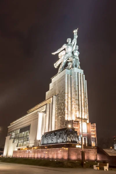 Rusia, Moscú, marzo de 2017: Trabajadora Monumental y Mujer Koljóz . —  Fotos de Stock