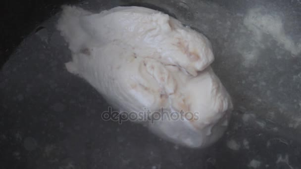 Preparação de caldo de carne. O processo de cozinhar frango em uma panela . — Vídeo de Stock