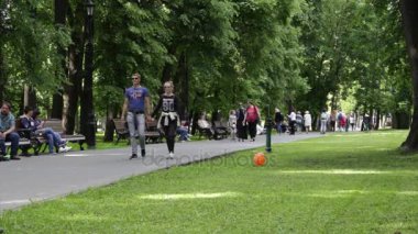 Rusya, Moskova, 06.17.2017: Yaz, Ostankino Parkı insanlar yürüyor.
