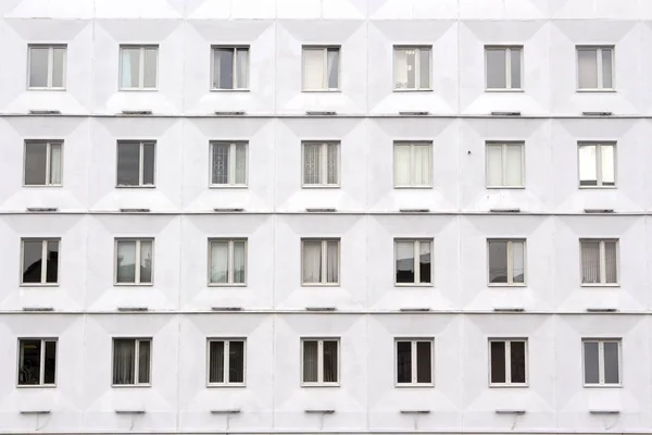 Witte gebouw vol met windows. Volledige frame van gebouw. — Stockfoto