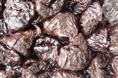 siyah, kurutulmuş meyve - yakın çekim kuru erik