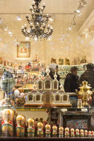 Барвисті рекламні матеріали і туристів в сувенірному магазині в Москві — стокове фото