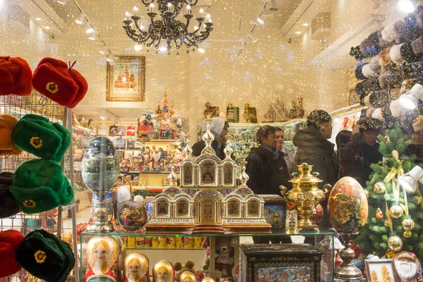 Барвисті рекламні матеріали і туристів в сувенірному магазині в Москві — стокове фото