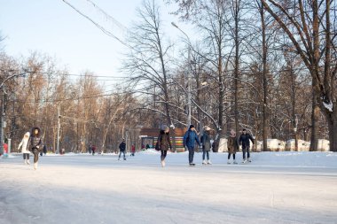 Rusya, Moskova, 23.01.2018: Genç insanların şirket büyük ücretsiz buz pateni pisti Sokolniki Park üzerinde buz pateni. Park Sokolniki Muscovites, şehrin büyük bir orman için favori eğlence yerlerden biri.