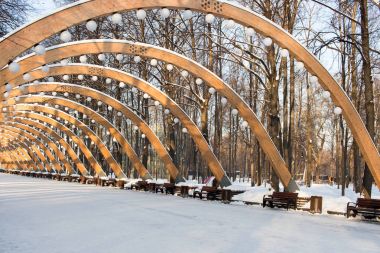 Sokolniki park, güneşli kış günü, ahşap kemer - pa sembolü