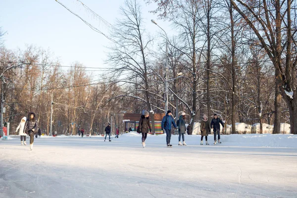 Rusya, Moskova, 23.01.2018: Genç insanların şirket büyük ücretsiz buz pateni pisti Sokolniki Park üzerinde buz pateni. Park Sokolniki Muscovites, şehrin büyük bir orman için favori eğlence yerlerden biri.