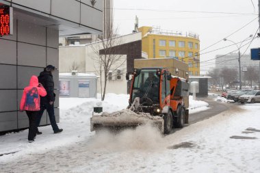 Rusya, Moskova, 11.02.2018: yoğun kar yağışı sonra özel ekipman temizlik kar.