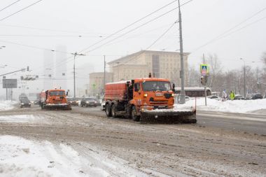 Rusya, Moskova, 11.02.2018: yoğun kar yağışı sonra özel ekipman temizlik kar.