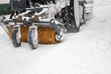 Yoğun kar yağışı sonra özel ekipman temizlik kar.