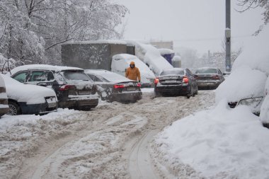 Rusya, Moskova, 04.02.2018: Sonra bir kış Blizzard karla kaplı arabalar