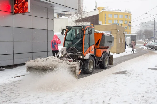 Rusland Moskou 2018 Snow Schoonmaken Met Speciale Apparatuur Een Zware — Stockfoto