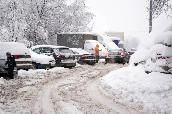 Rusland Moskou 2018 Auto Met Sneeuw Bedekt Een Winter Blizzard — Stockfoto