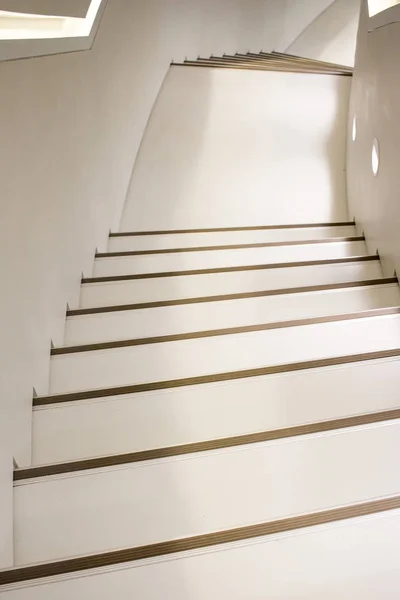 Vista Superior Una Escalera Blanca Paredes Blancas Estilo Alta Tecnología — Foto de Stock