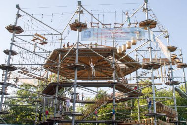 Moskova, Rusya, 04 Jjuly, 2015: İp park gökyüzü town Vdnh (VDKNh adlı)