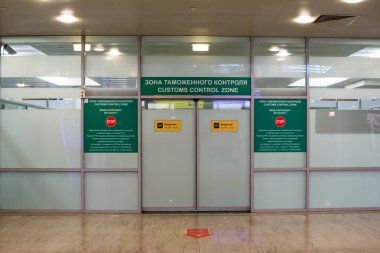 Rusya, Moskova, 12.01.2018: Sheremetyevo Uluslararası Havaalanı. Gümrük bölgesini denetlemek. Yeşil kanal.
