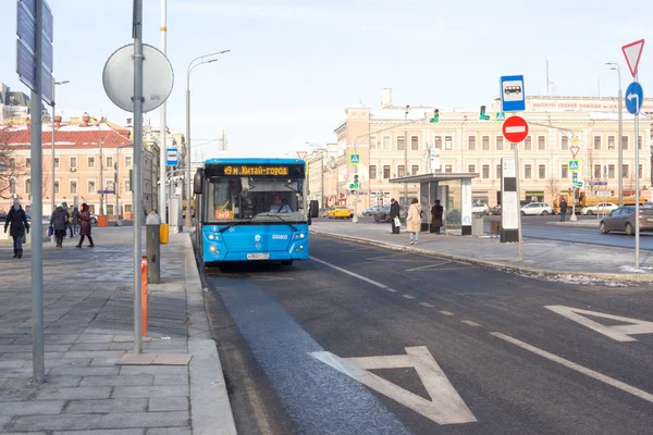 Moskova, Rusya: 03 Mart 2018: Moskova şehir halkının Modern şehir halk otobüsü. Sretenka sokak.